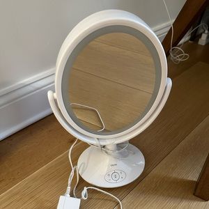 iHome LED Vanity Mirror Make up Bluetooth Speaker